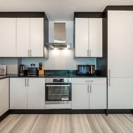 Ashview 6 - Heathrow - Windsor - Free Parking Apartment Staines-upon-Thames Bagian luar foto