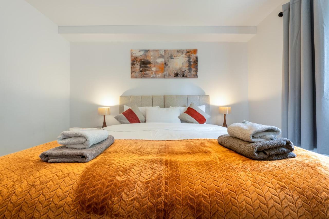Ashview 6 - Heathrow - Windsor - Free Parking Apartment Staines-upon-Thames Bagian luar foto