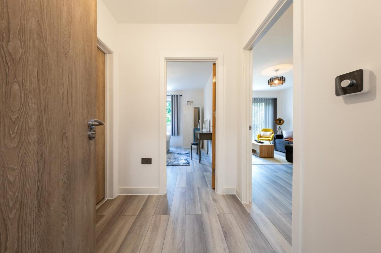 Ashview 6 - Heathrow - Windsor - Free Parking Apartment Staines-upon-Thames Bagian luar foto