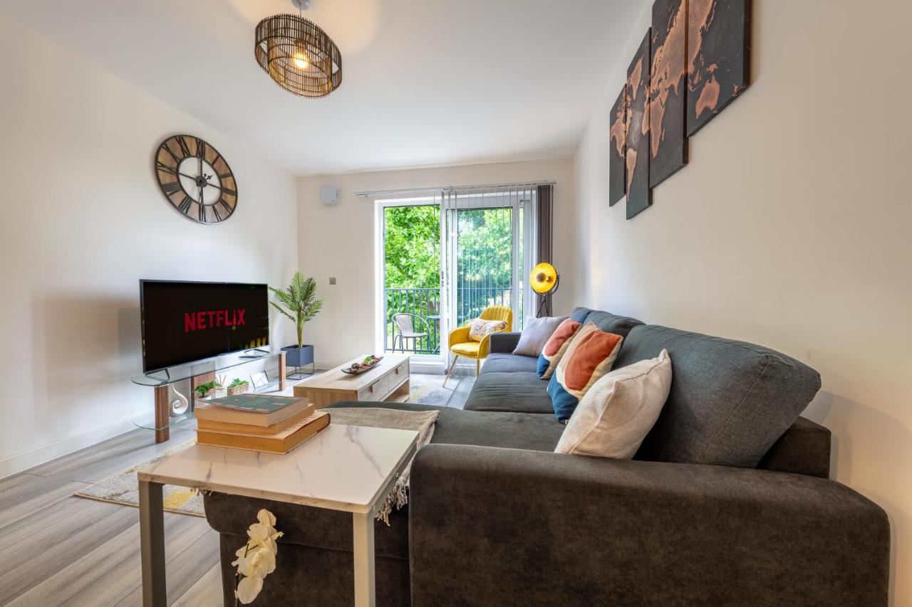 Ashview 6 - Heathrow - Windsor - Free Parking Apartment Staines-upon-Thames Bagian luar foto