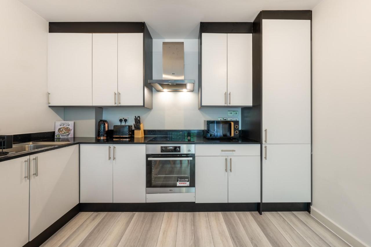 Ashview 6 - Heathrow - Windsor - Free Parking Apartment Staines-upon-Thames Bagian luar foto